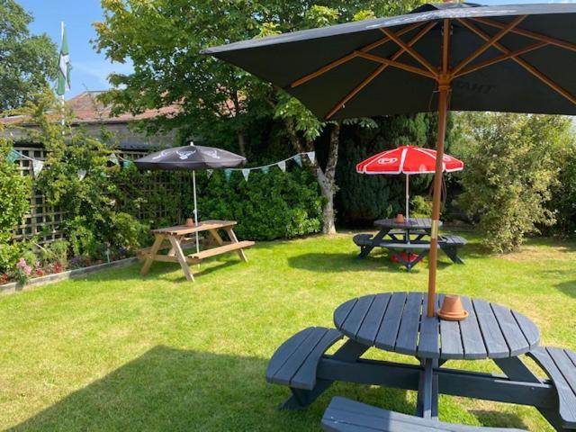 קרדיטון The Thelbridge Cross Inn מראה חיצוני תמונה