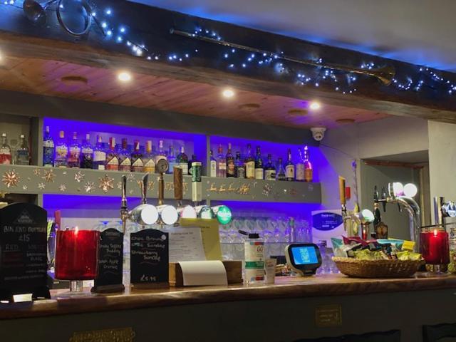 קרדיטון The Thelbridge Cross Inn מראה חיצוני תמונה