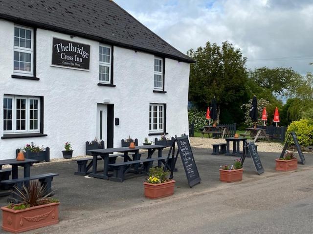 קרדיטון The Thelbridge Cross Inn מראה חיצוני תמונה