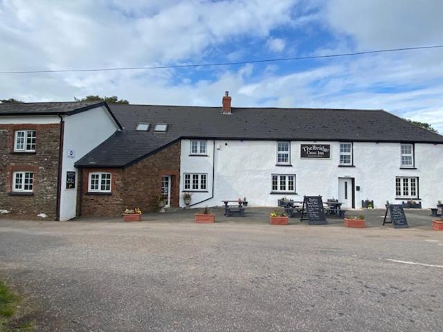 קרדיטון The Thelbridge Cross Inn מראה חיצוני תמונה