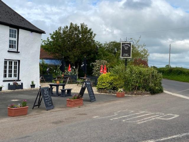 קרדיטון The Thelbridge Cross Inn מראה חיצוני תמונה