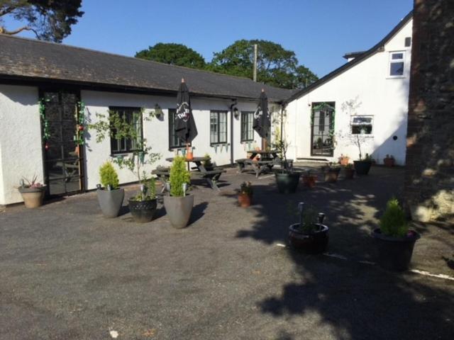 קרדיטון The Thelbridge Cross Inn מראה חיצוני תמונה